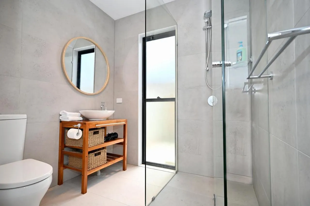 Stylish Beach Side Gem - Pool, Beach Zg7 Kawana Waters 0*,  Austrália